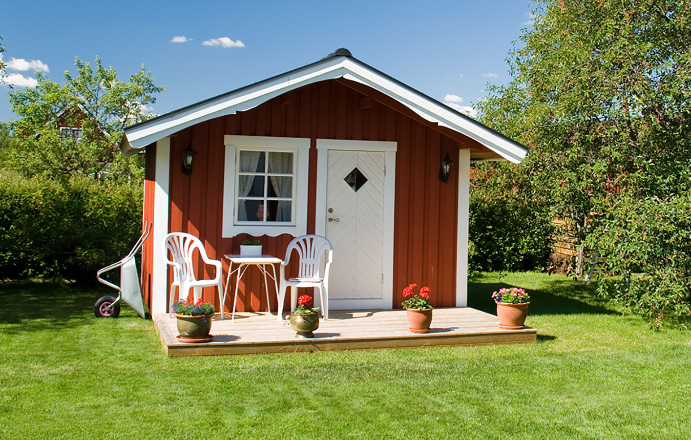 Rotes Gartenhaus aus Holz